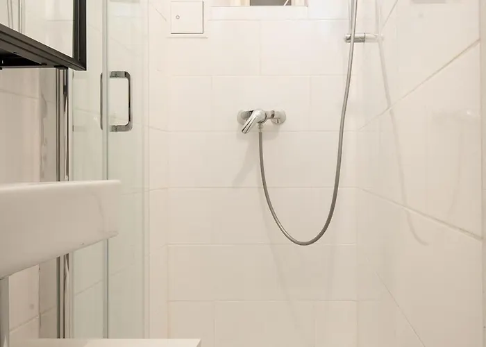 2 Minutes From The U1 - Long-stay Comfort For Expats